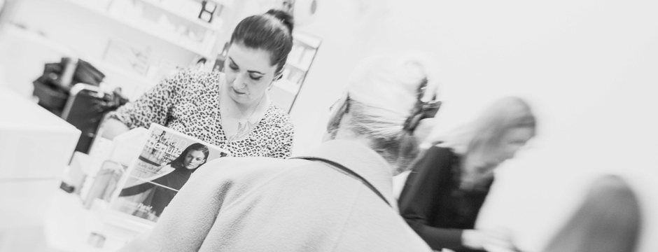 Bei der Arbeit im Salon Denise Hensel