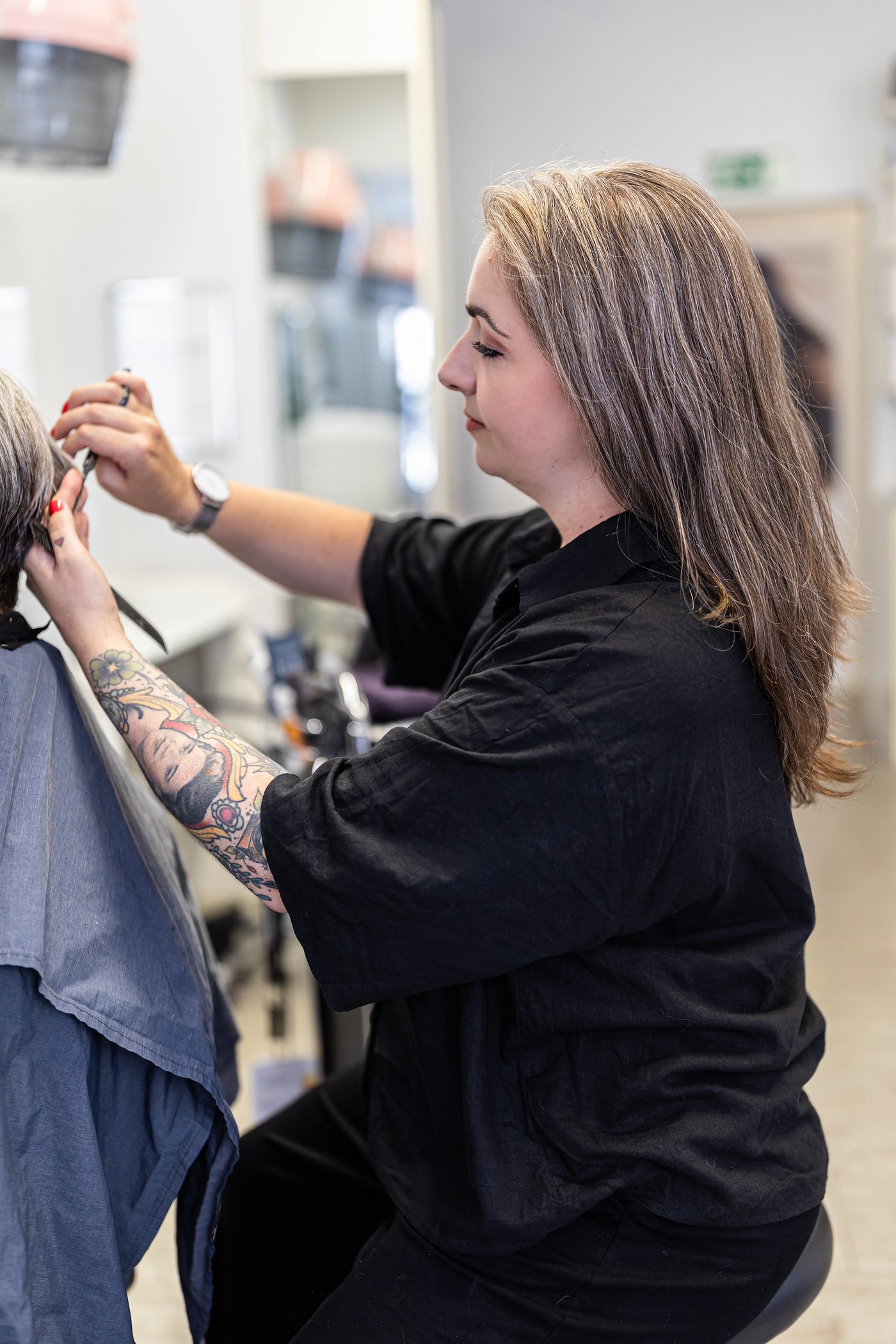 Sabrina Holl beim Schneiden im Salon