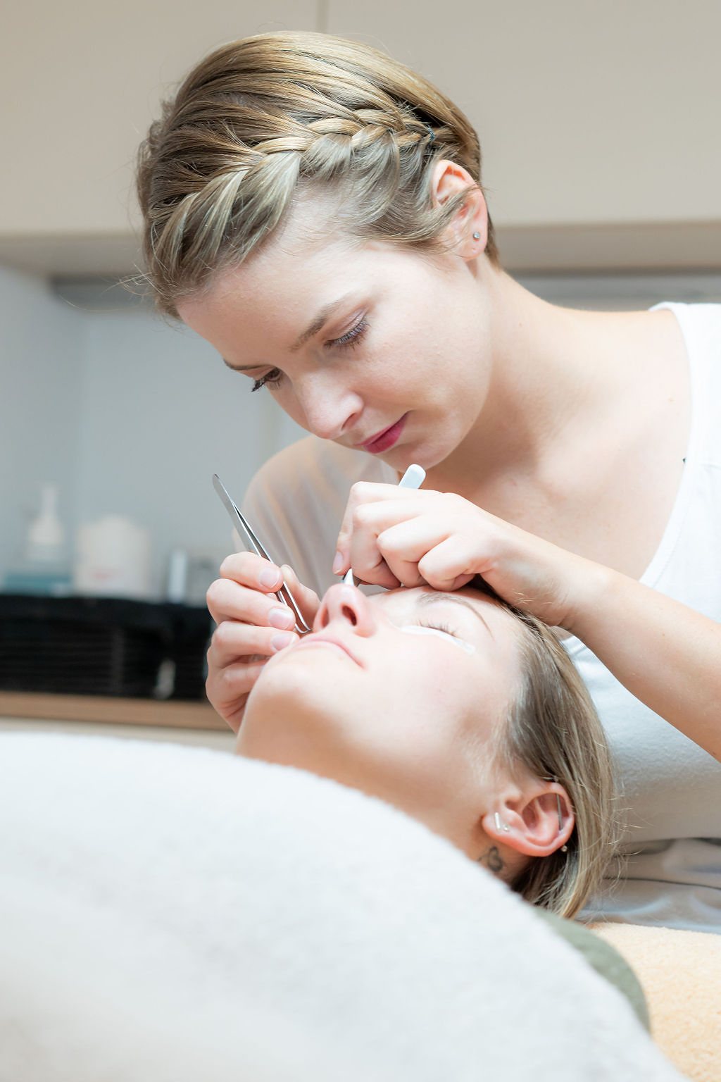 Wimpernbehandlung in der Kosmetikkabine