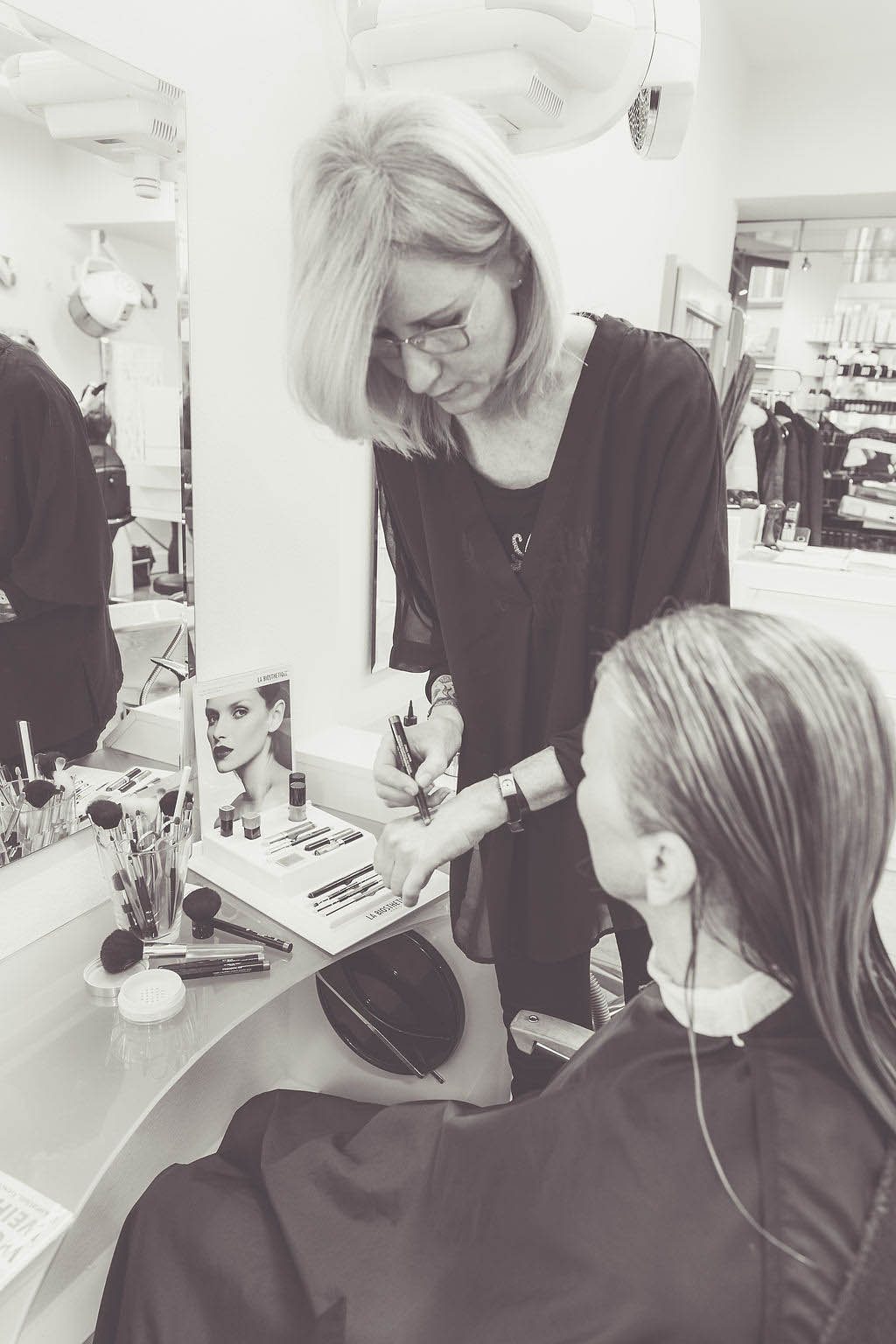 Bei der Arbeit im Salon Denise Hensel