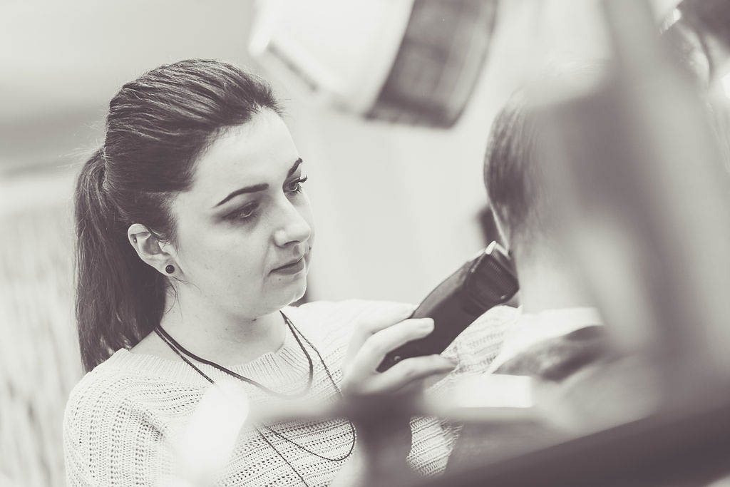 Bei der Arbeit im Salon Denise Hensel
