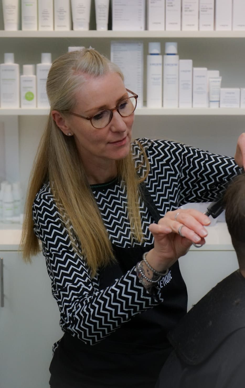 Denise Hensel bei der Arbeit im Salon