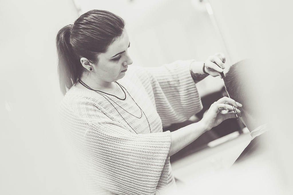 Bei der Arbeit im Salon Denise Hensel