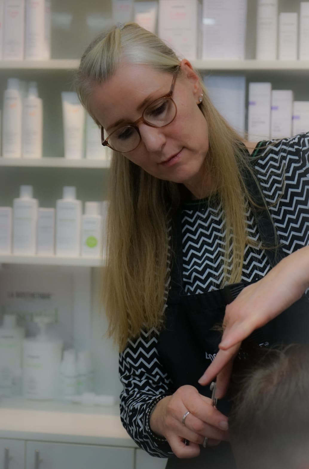 Denise Hensel bei der Arbeit im Salon