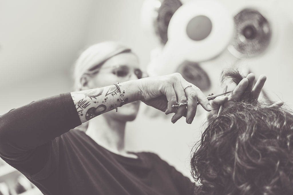 Bei der Arbeit im Salon Denise Hensel