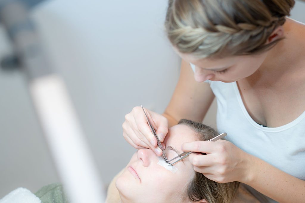 Wimpernbehandlung in der Kosmetikkabine