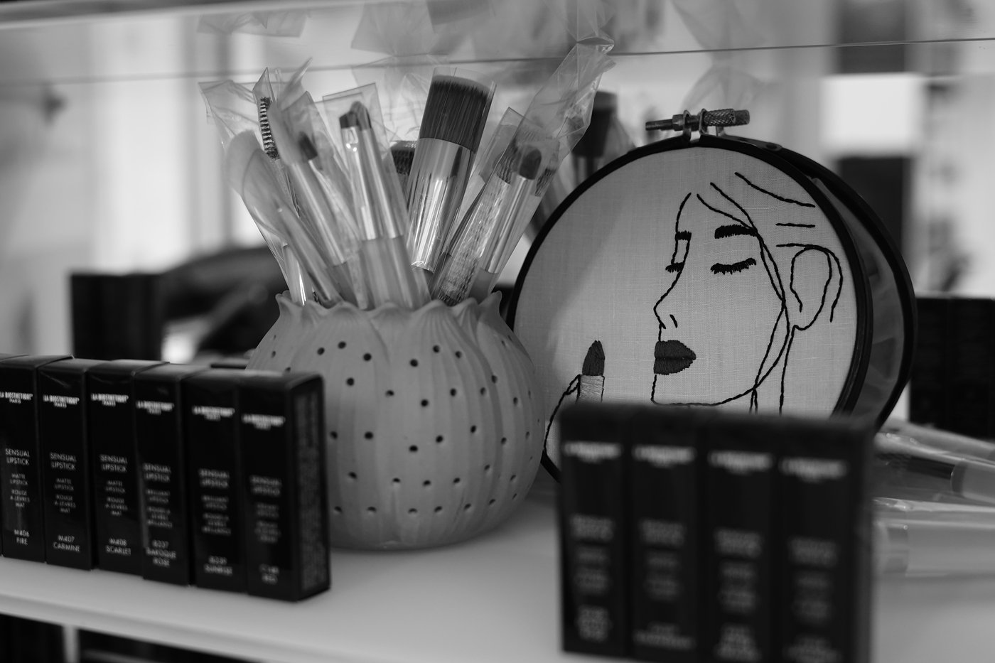 Pinsel und Dekoration im Salon