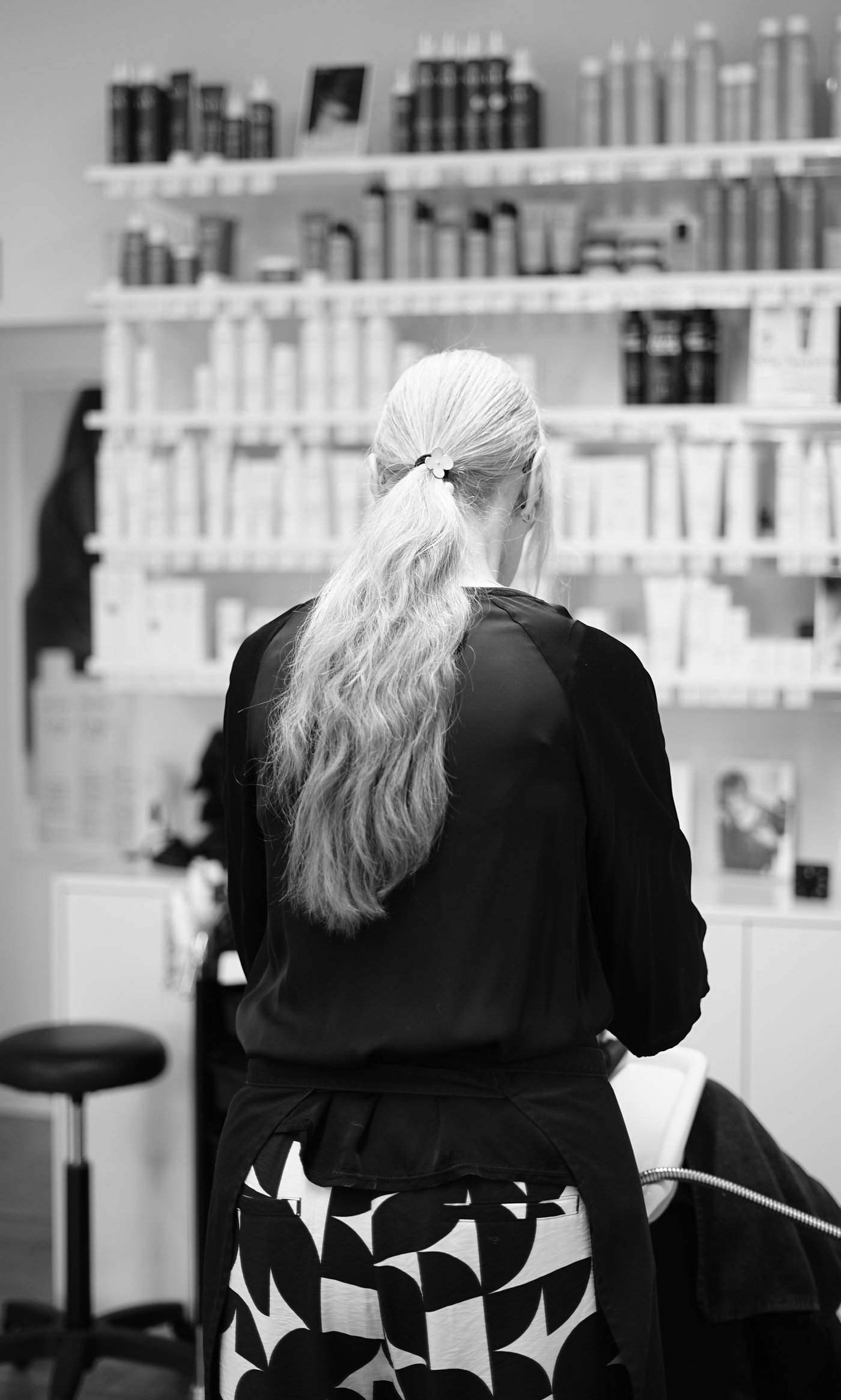 Am Produktregal im Salon