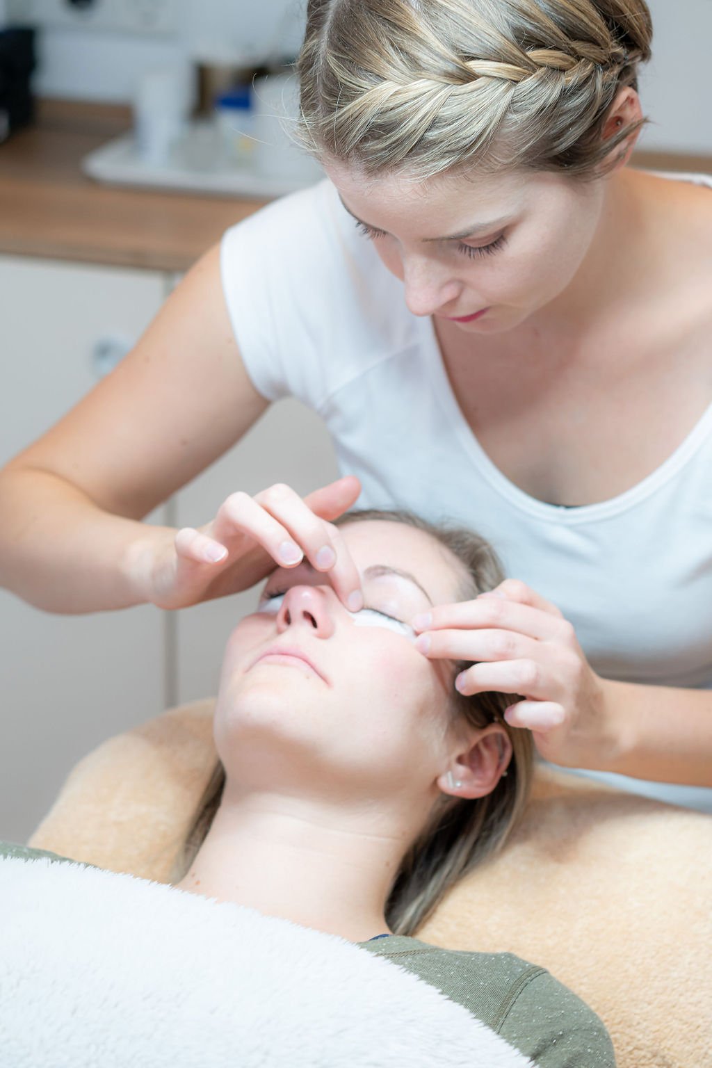 Wimpernbehandlung in der Kosmetikkabine